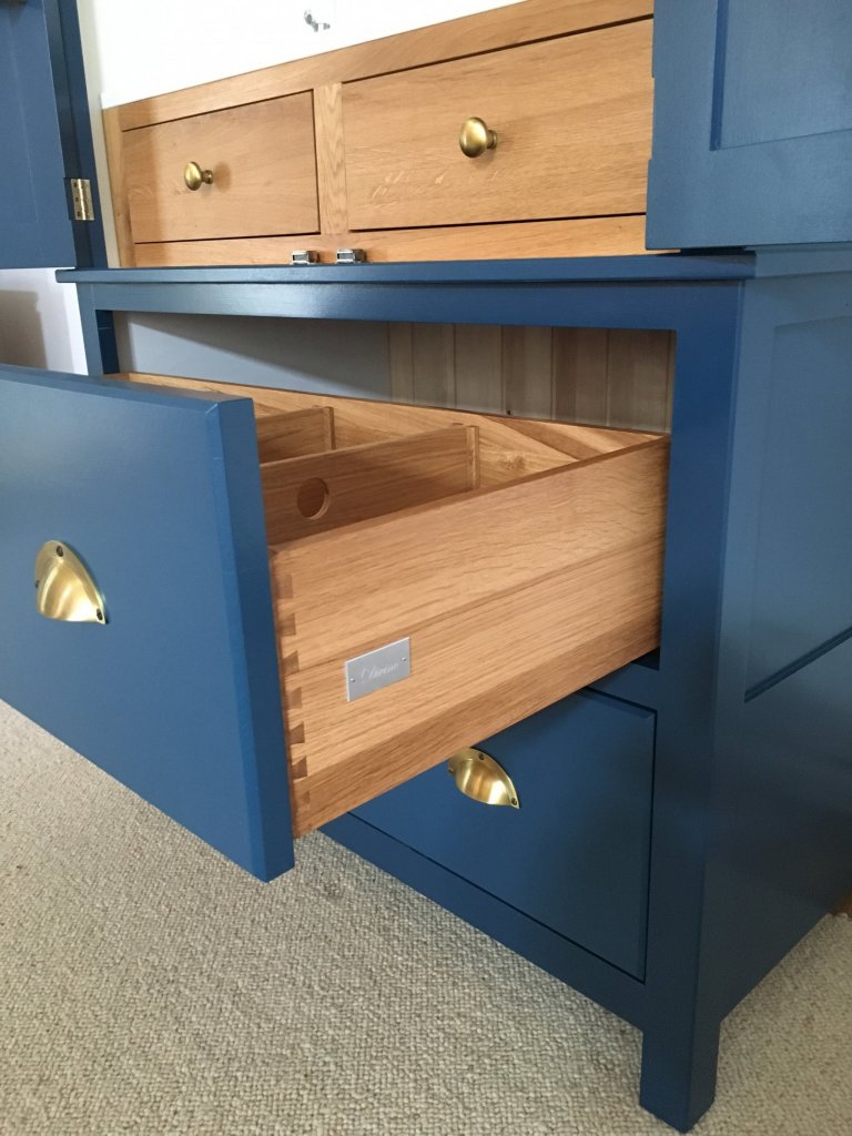 Klasická anglická ručně vyrobená kredenc z masivního tvrdého dřeva. Dubové šuplíky s rybinovým čepem. Ručně natřena tmavě&nbsp;modrou barvou.&nbsp; Vyrobeno v…