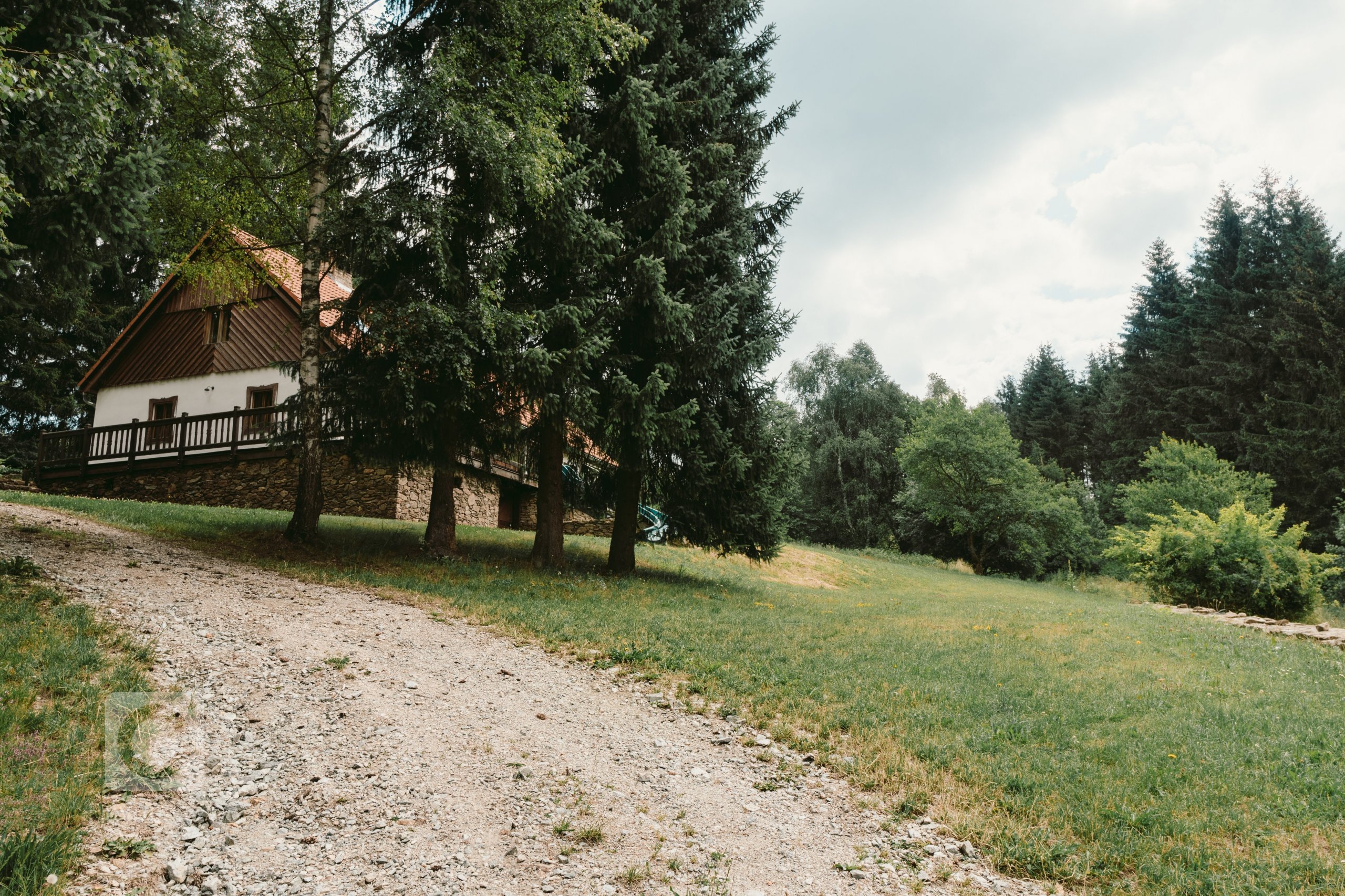 Tato krásná kuchyně propojuje kombinaci dubového dřeva, ručního nátěru a přírodního kamene. Dubová prosklená kredenc nabízí spoustu úložného prostoru a díky…