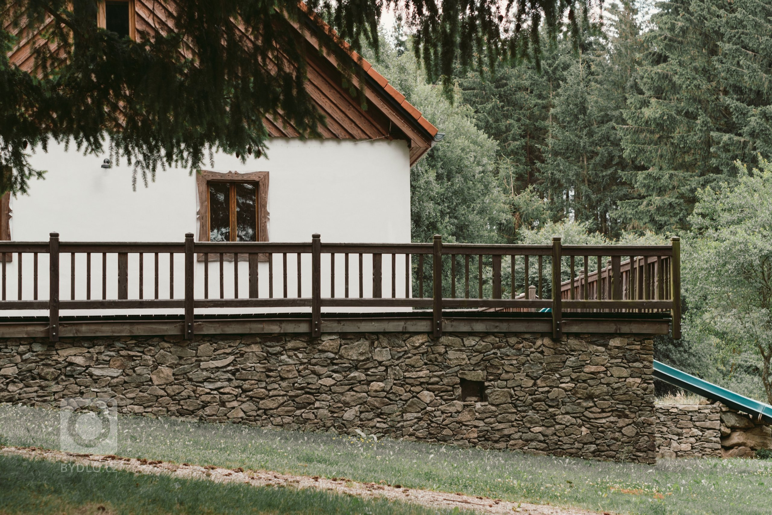 Tato krásná kuchyně propojuje kombinaci dubového dřeva, ručního nátěru a přírodního kamene. Dubová prosklená kredenc nabízí spoustu úložného prostoru a díky…