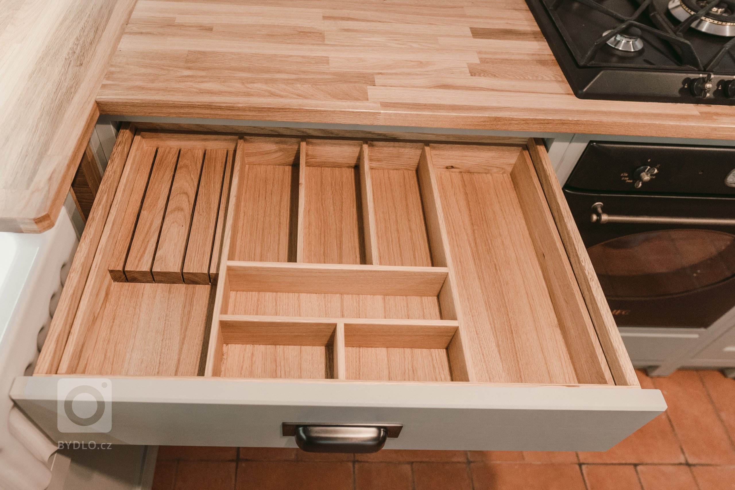 Tato krásná kuchyně propojuje kombinaci dubového dřeva, ručního nátěru a přírodního kamene. Dubová prosklená kredenc nabízí spoustu úložného prostoru a díky…