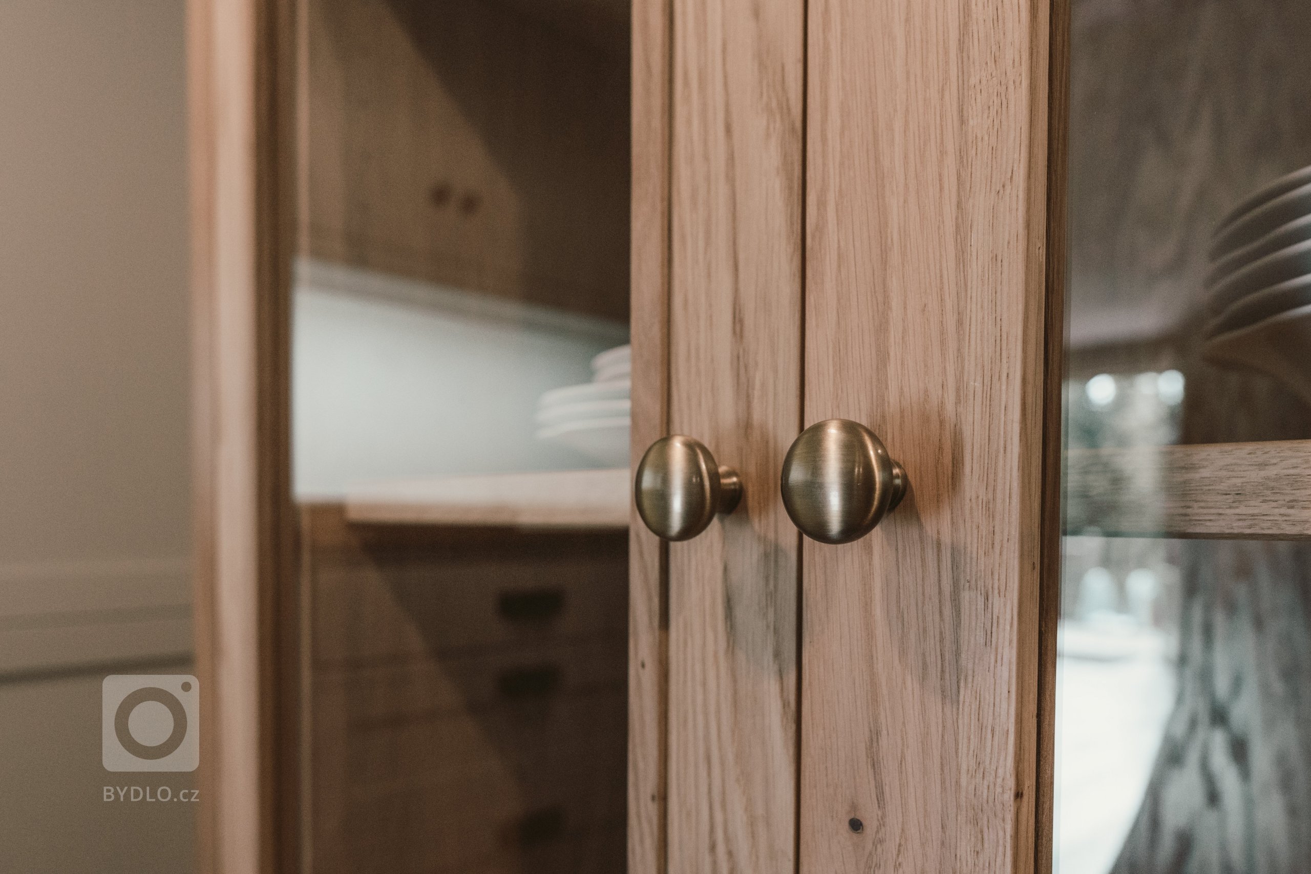 Tato krásná kuchyně propojuje kombinaci dubového dřeva, ručního nátěru a přírodního kamene. Dubová prosklená kredenc nabízí spoustu úložného prostoru a díky…