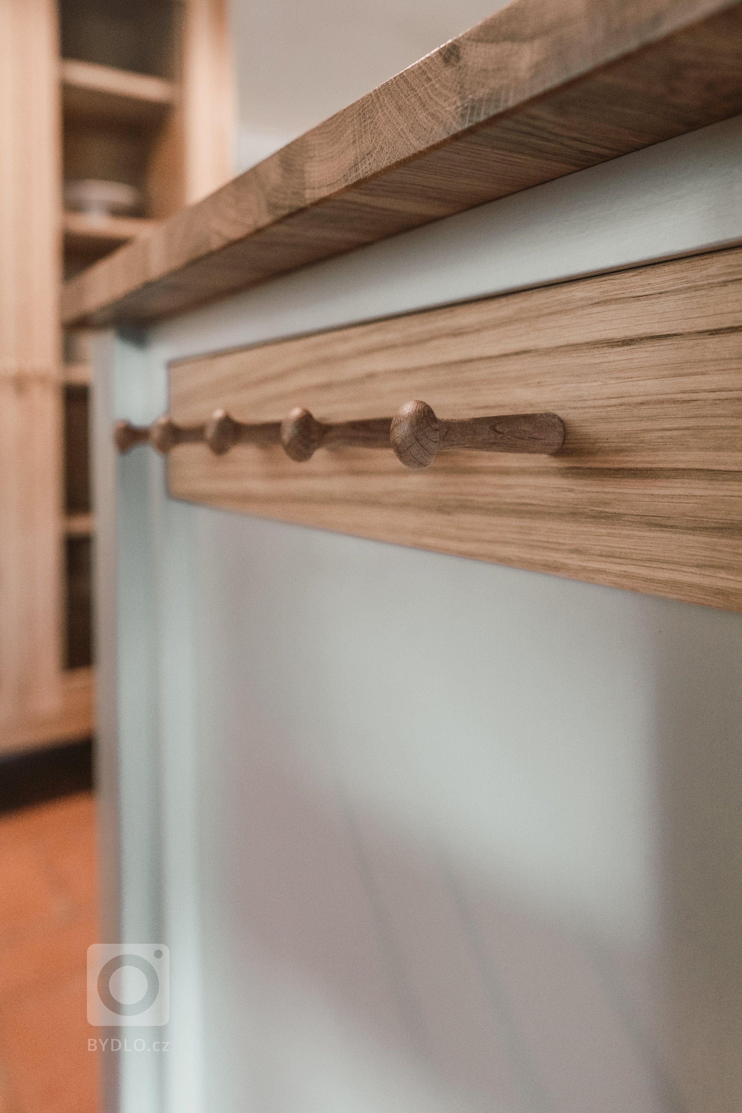 Tato krásná kuchyně propojuje kombinaci dubového dřeva, ručního nátěru a přírodního kamene. Dubová prosklená kredenc nabízí spoustu úložného prostoru a díky…