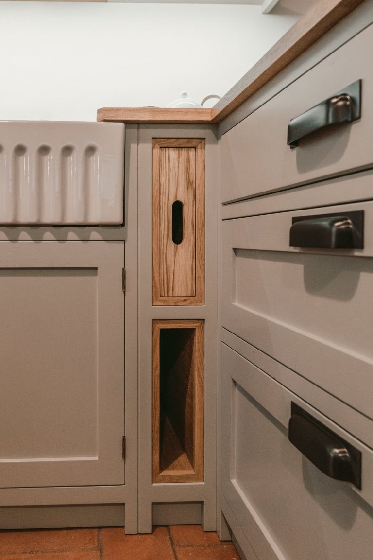 Tato krásná kuchyně propojuje kombinaci dubového dřeva, ručního nátěru a přírodního kamene. Dubová prosklená kredenc nabízí spoustu úložného prostoru a díky…