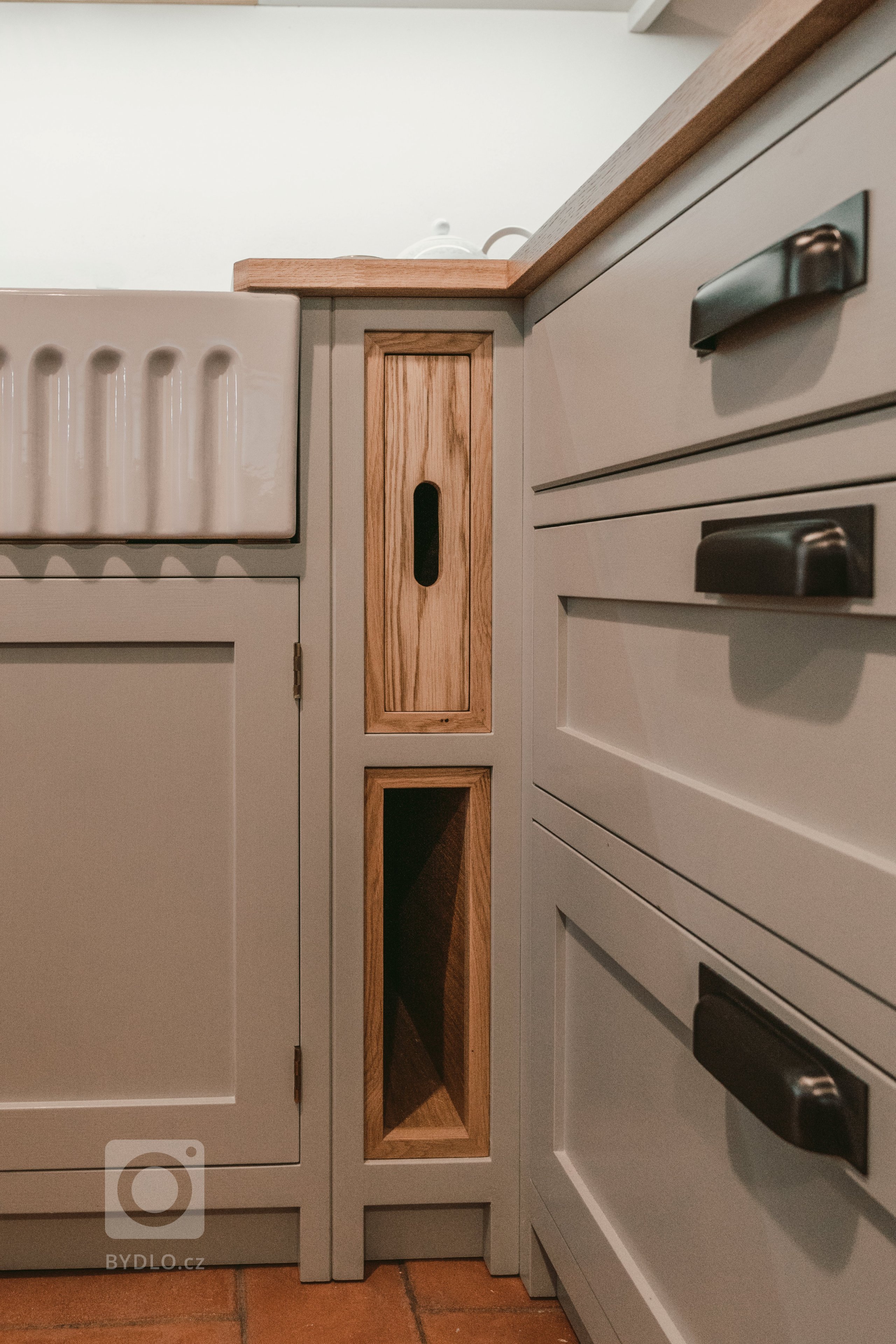 Tato krásná kuchyně propojuje kombinaci dubového dřeva, ručního nátěru a přírodního kamene. Dubová prosklená kredenc nabízí spoustu úložného prostoru a díky…