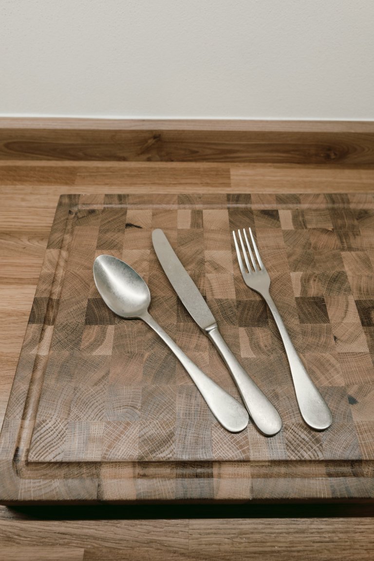 Tato krásná kuchyně propojuje kombinaci dubového dřeva, ručního nátěru a přírodního kamene. Dubová prosklená kredenc nabízí spoustu úložného prostoru a díky…