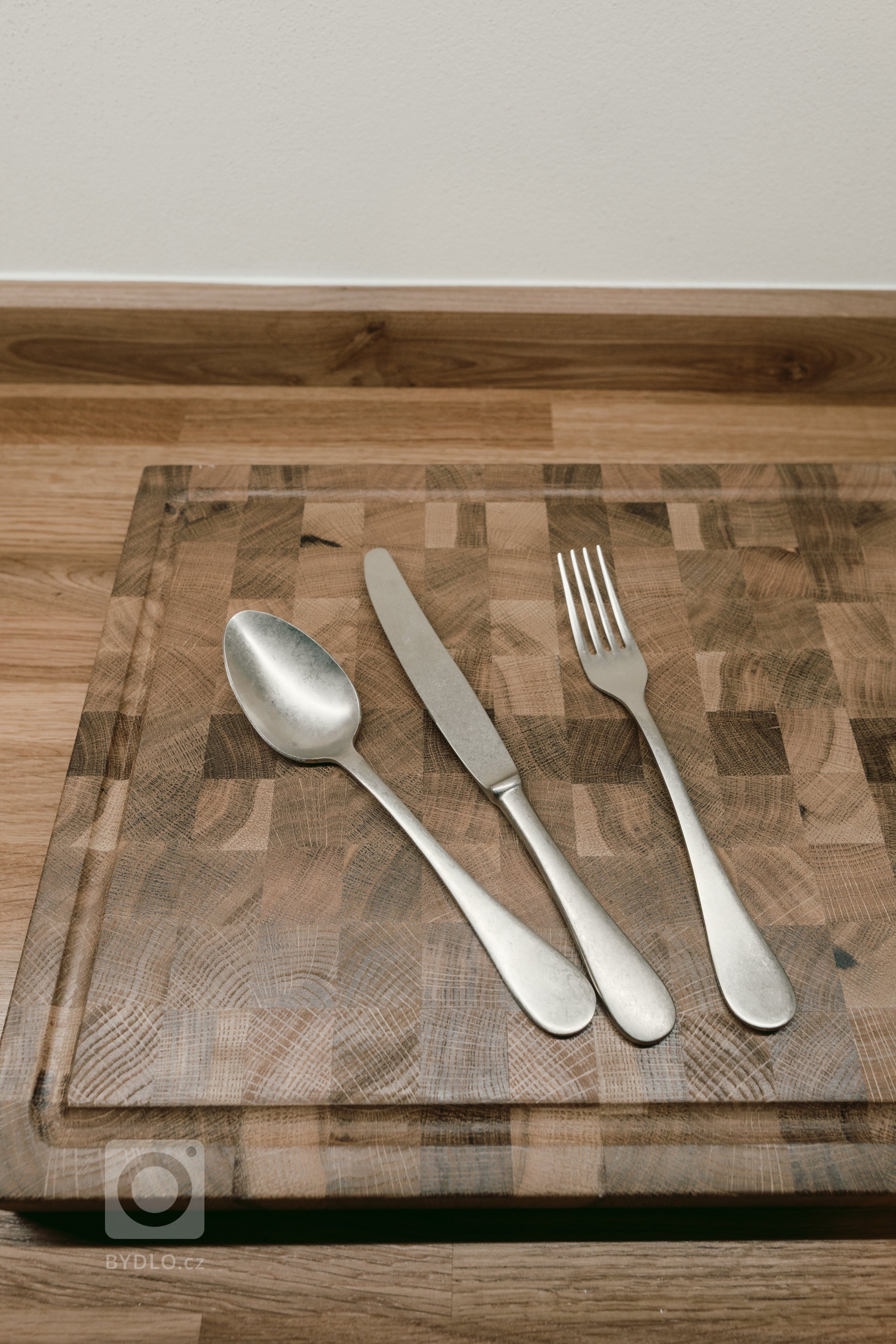 Tato krásná kuchyně propojuje kombinaci dubového dřeva, ručního nátěru a přírodního kamene. Dubová prosklená kredenc nabízí spoustu úložného prostoru a díky…