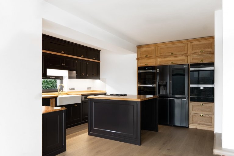 Black &amp; Oak kuchyně Děčín&lsquo; dokonale vystihuje spojení elegance, luxusu a praktičnosti. Potkávají se zde luxusní saténová černá barva spolu s&nbsp…