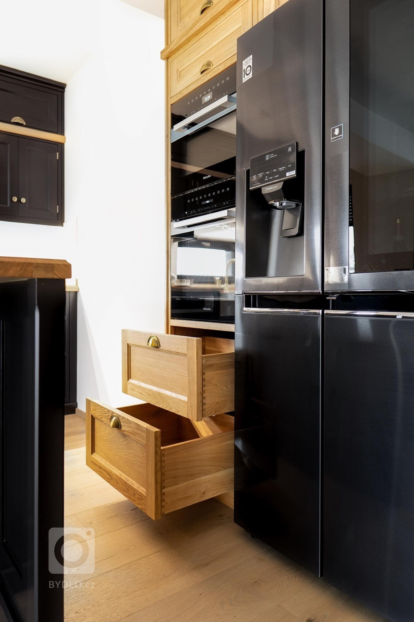 Black &amp; Oak kuchyně Děčín&lsquo; dokonale vystihuje spojení elegance, luxusu a praktičnosti. Potkávají se zde luxusní saténová černá barva spolu s&nbsp…