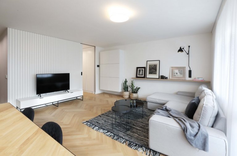 Celková odlehčenost a nadčasovost bylo primární zadání ze strany investorky. Dále pak požadavek na jemné a světlé tóny a dřevěné parkety. Rozlohou se nejedná o…