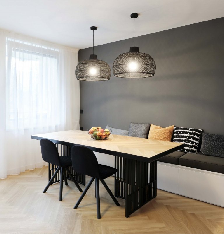 Celková odlehčenost a nadčasovost bylo primární zadání ze strany investorky. Dále pak požadavek na jemné a světlé tóny a dřevěné parkety. Rozlohou se nejedná o…