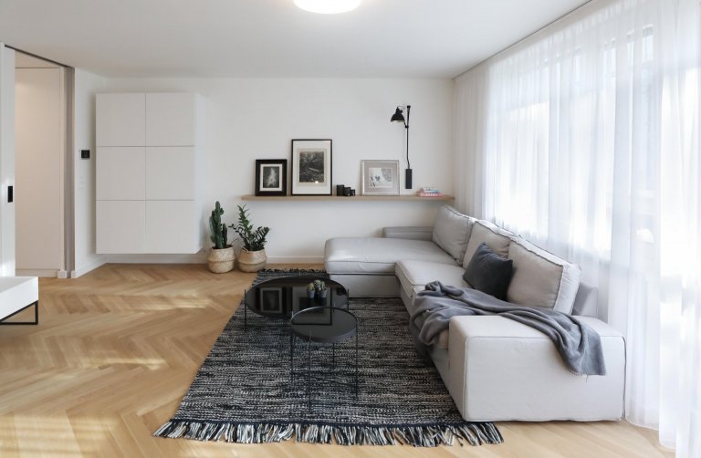 Celková odlehčenost a nadčasovost bylo primární zadání ze strany investorky. Dále pak požadavek na jemné a světlé tóny a dřevěné parkety. Rozlohou se nejedná o…