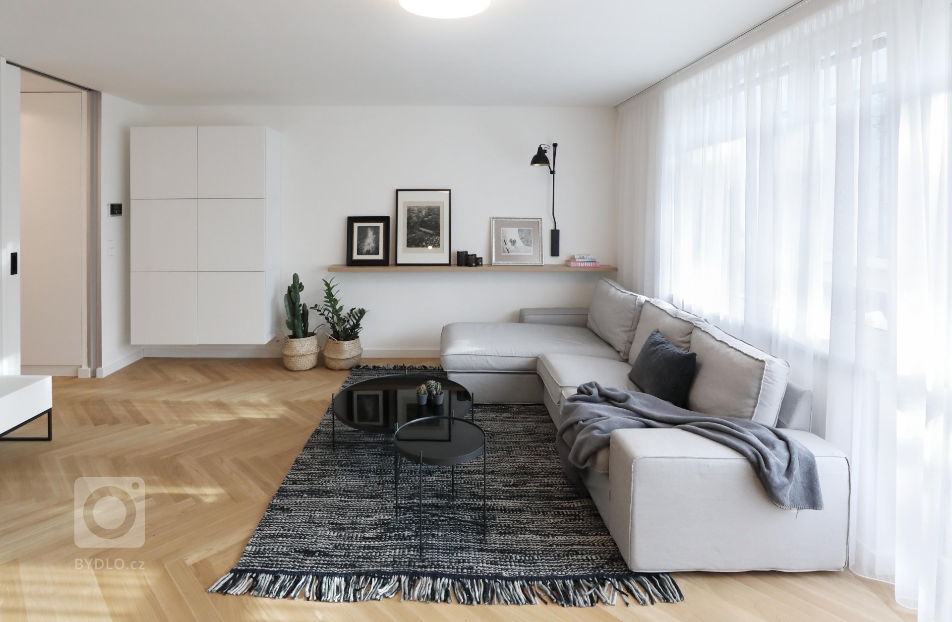 Celková odlehčenost a nadčasovost bylo primární zadání ze strany investorky. Dále pak požadavek na jemné a světlé tóny a dřevěné parkety. Rozlohou se nejedná o…