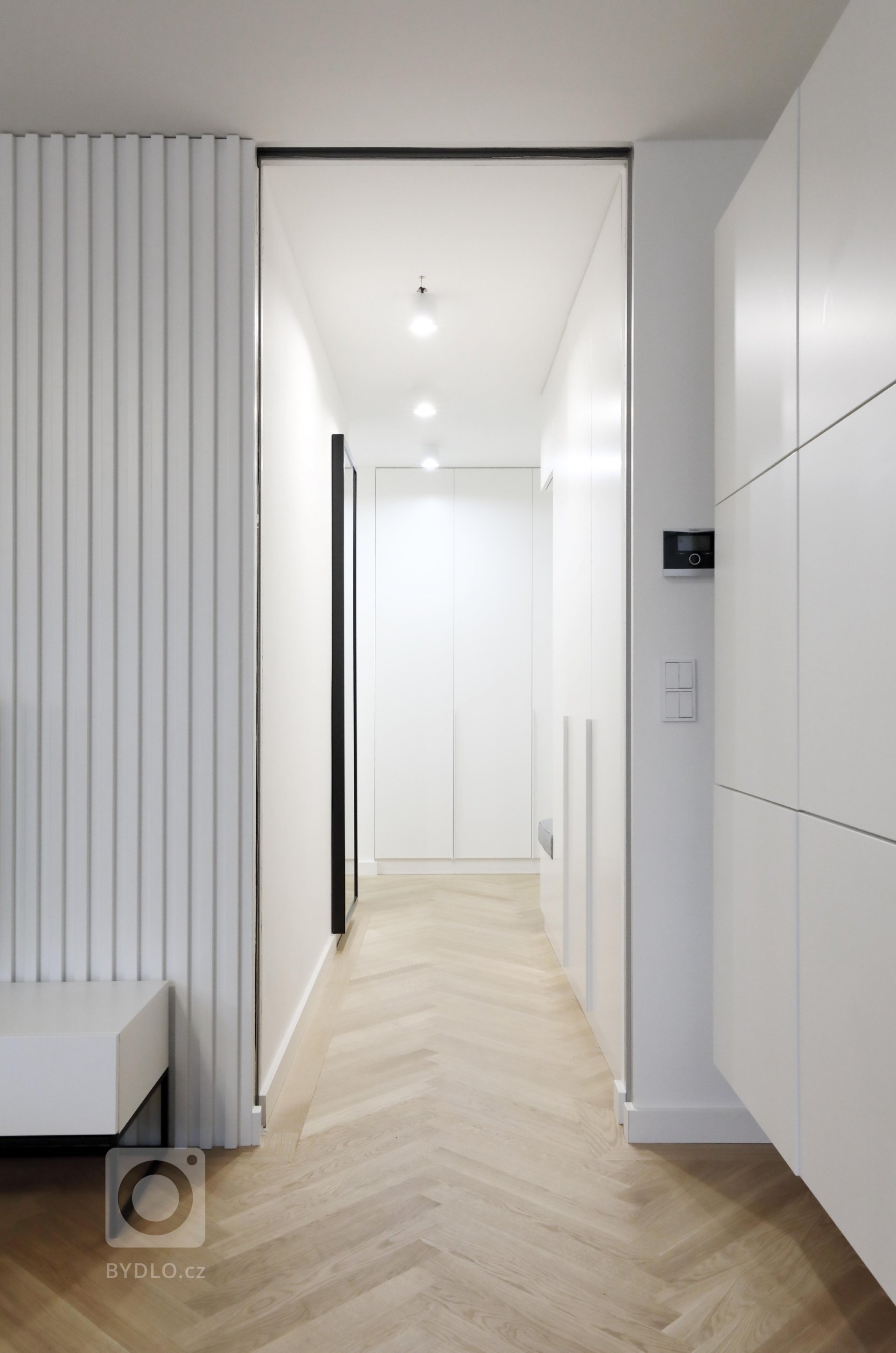 Celková odlehčenost a nadčasovost bylo primární zadání ze strany investorky. Dále pak požadavek na jemné a světlé tóny a dřevěné parkety. Rozlohou se nejedná o…