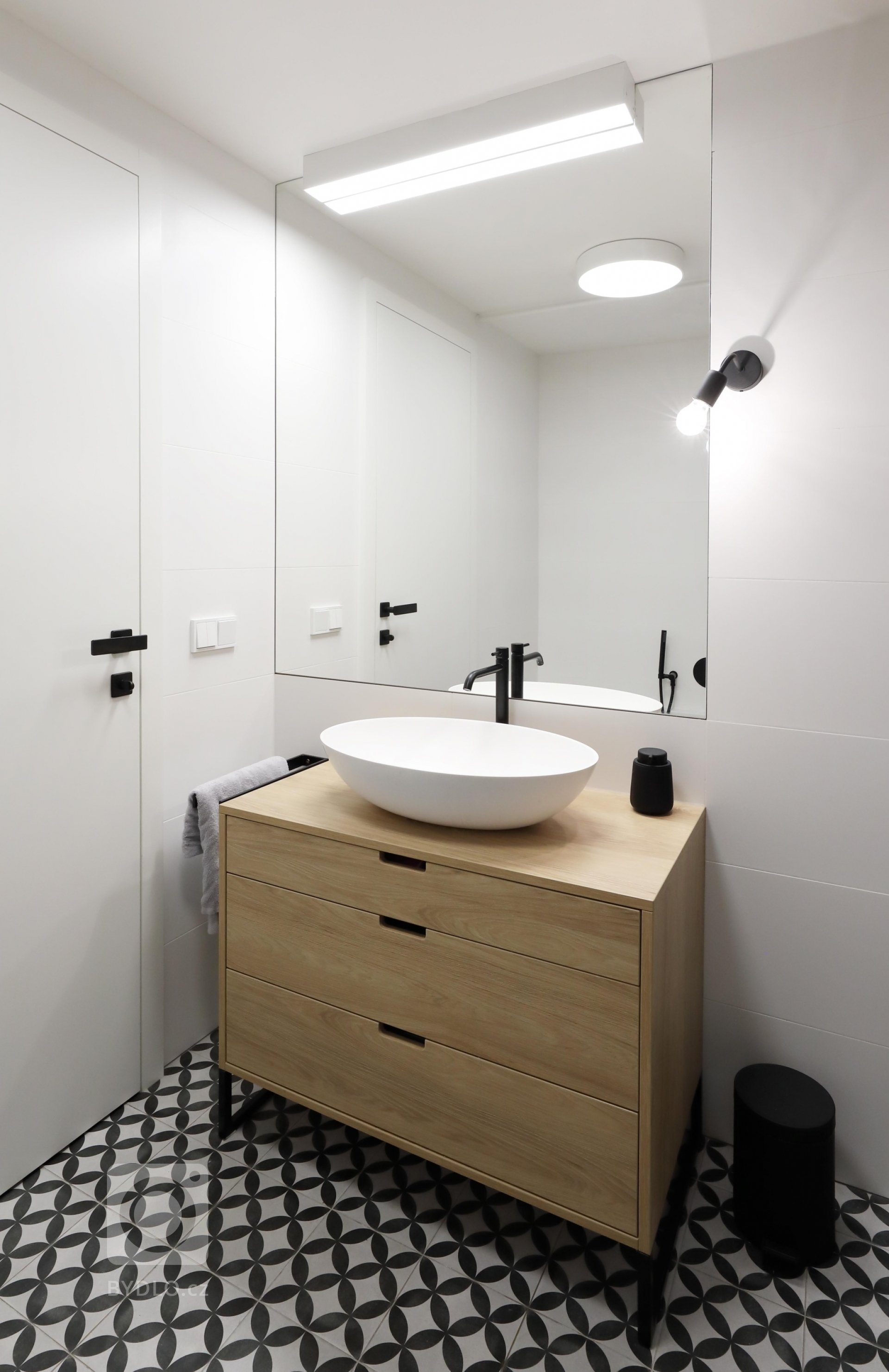 Celková odlehčenost a nadčasovost bylo primární zadání ze strany investorky. Dále pak požadavek na jemné a světlé tóny a dřevěné parkety. Rozlohou se nejedná o…