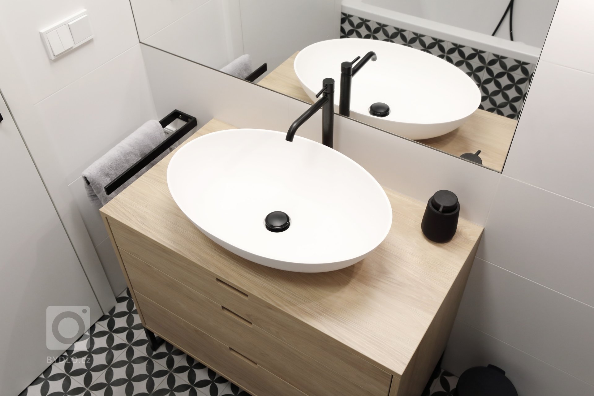 Celková odlehčenost a nadčasovost bylo primární zadání ze strany investorky. Dále pak požadavek na jemné a světlé tóny a dřevěné parkety. Rozlohou se nejedná o…