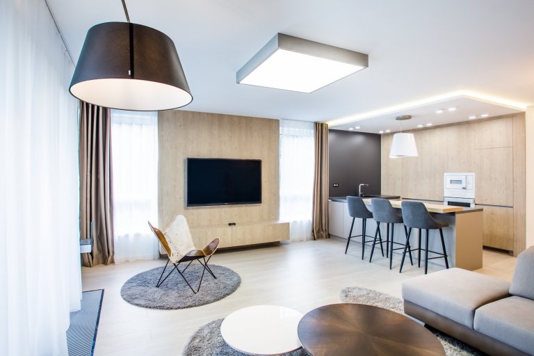 Moderní minimalistický interiér, pozrite si fotografie 4-izbového bytu v Banskej Bystrici, ktorý vznikol výnimočnou spoluprácou klienta s citom pre detail a…