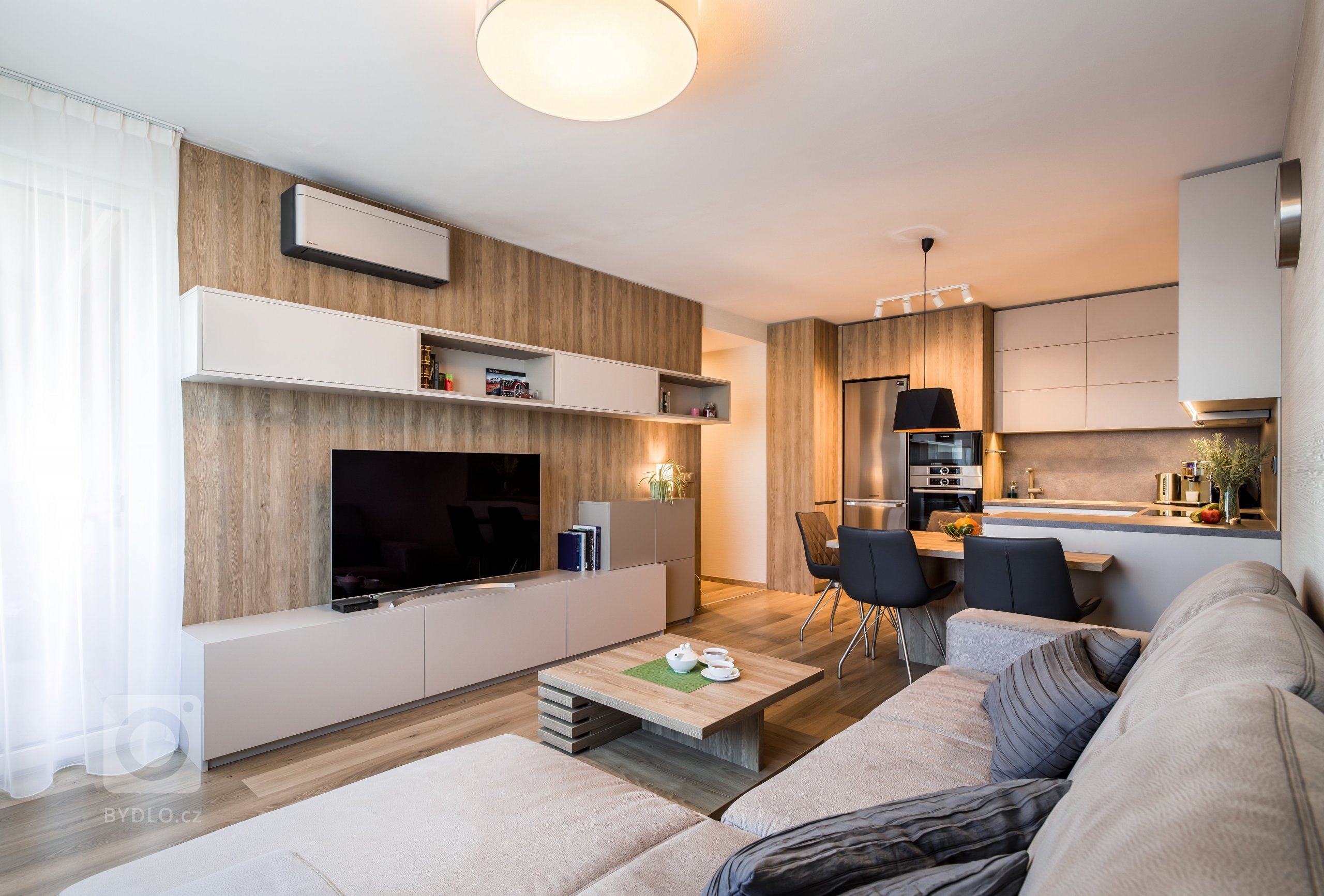 Byt v Petržalke sme zariadili v teplých tónoch a steny sme zmäkčili textilnými tapetami. Príjemné odtiene dreva, hnedej a sivej sa stretávajú v zaujímavých…