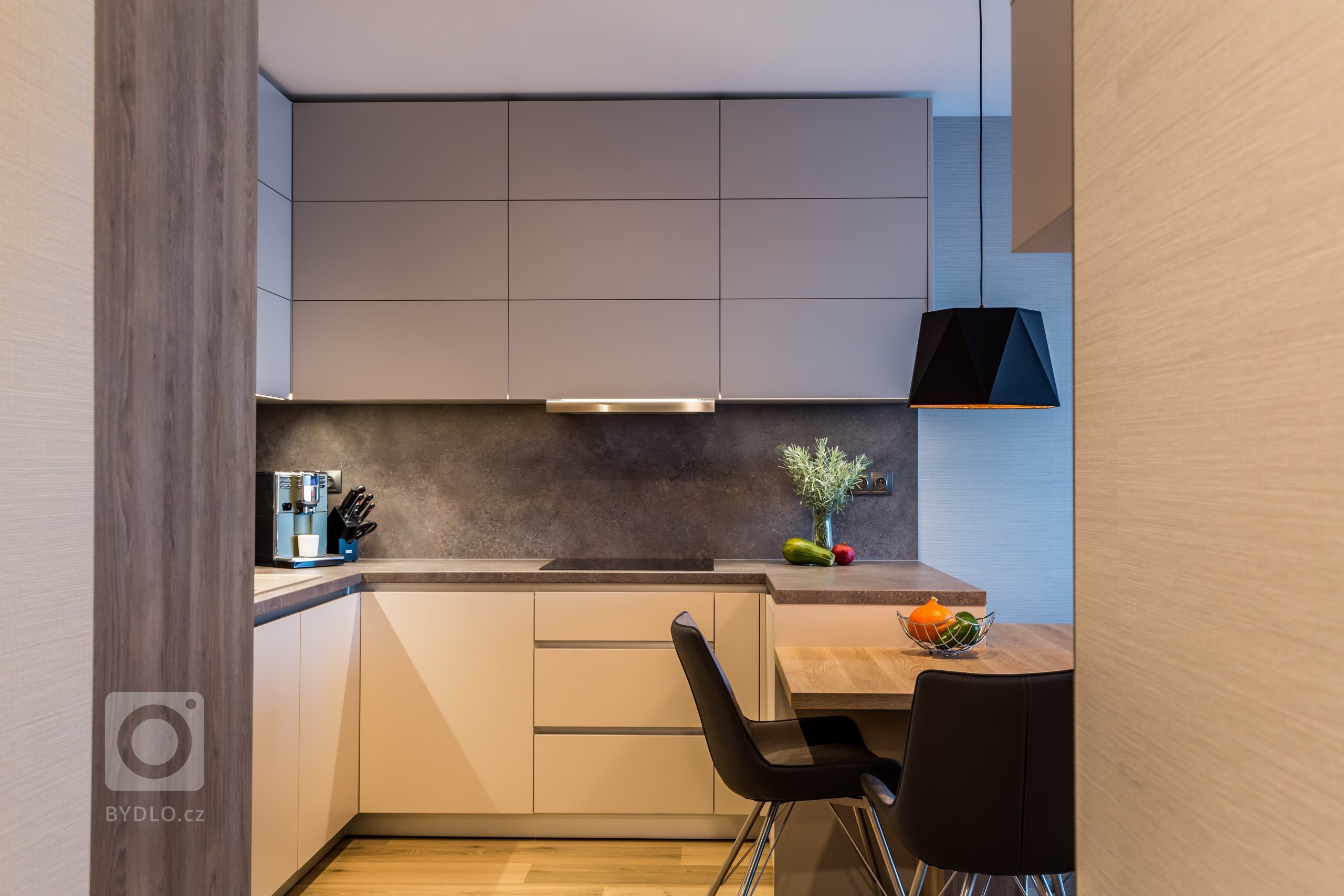 Byt v Petržalke sme zariadili v teplých tónoch a steny sme zmäkčili textilnými tapetami. Príjemné odtiene dreva, hnedej a sivej sa stretávajú v zaujímavých…