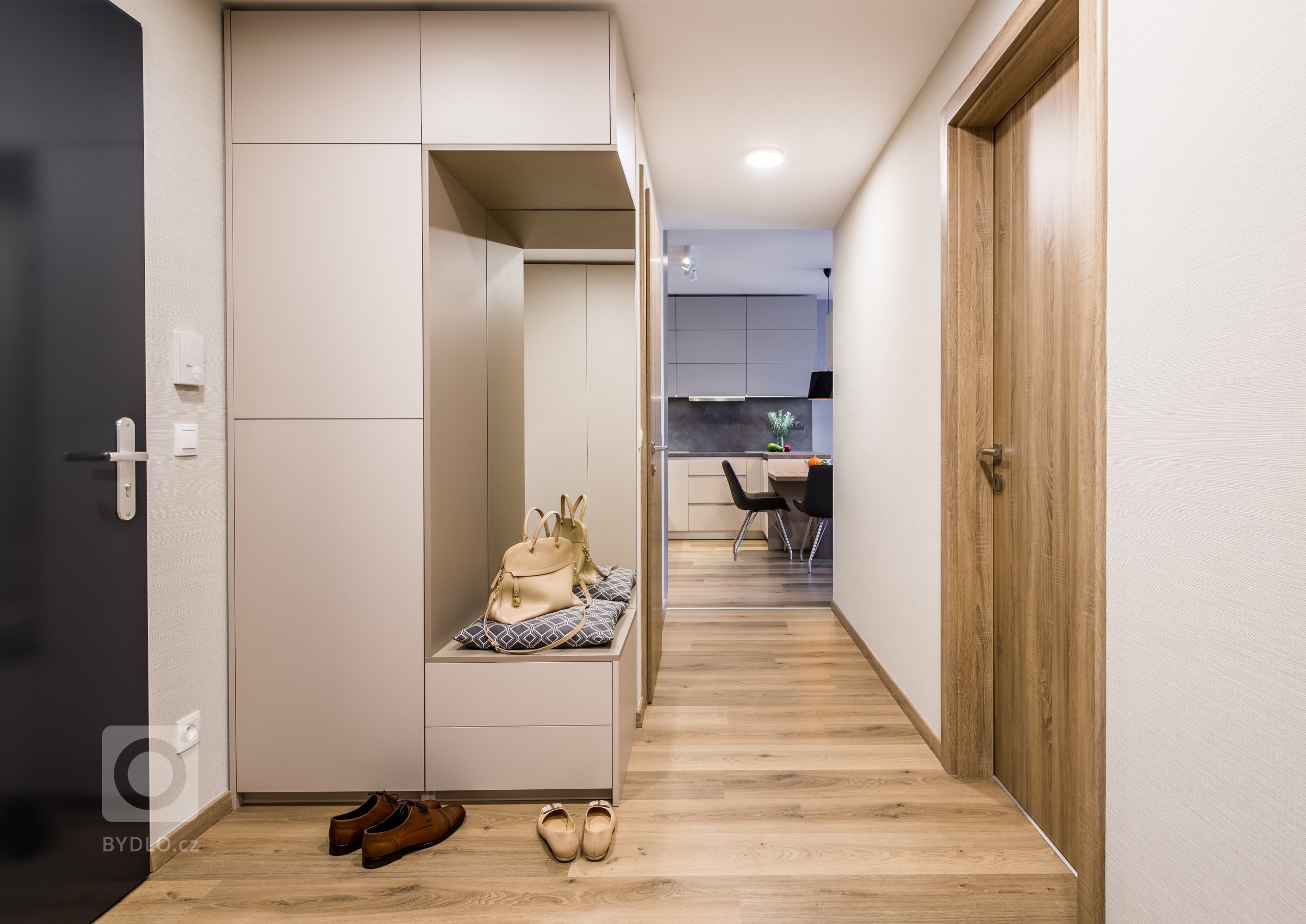 Byt v Petržalke sme zariadili v teplých tónoch a steny sme zmäkčili textilnými tapetami. Príjemné odtiene dreva, hnedej a sivej sa stretávajú v zaujímavých…