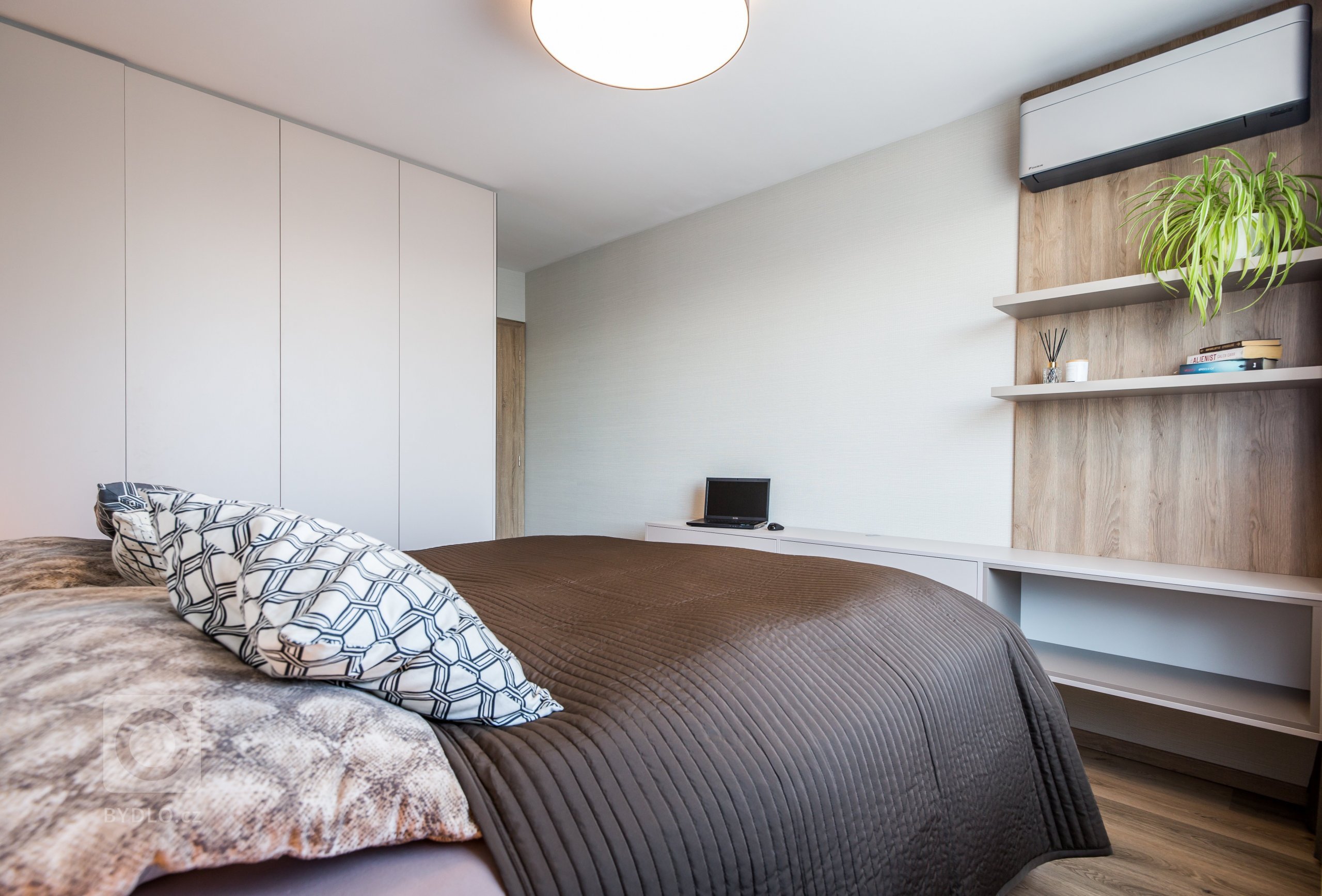 Byt v Petržalke sme zariadili v teplých tónoch a steny sme zmäkčili textilnými tapetami. Príjemné odtiene dreva, hnedej a sivej sa stretávajú v zaujímavých…