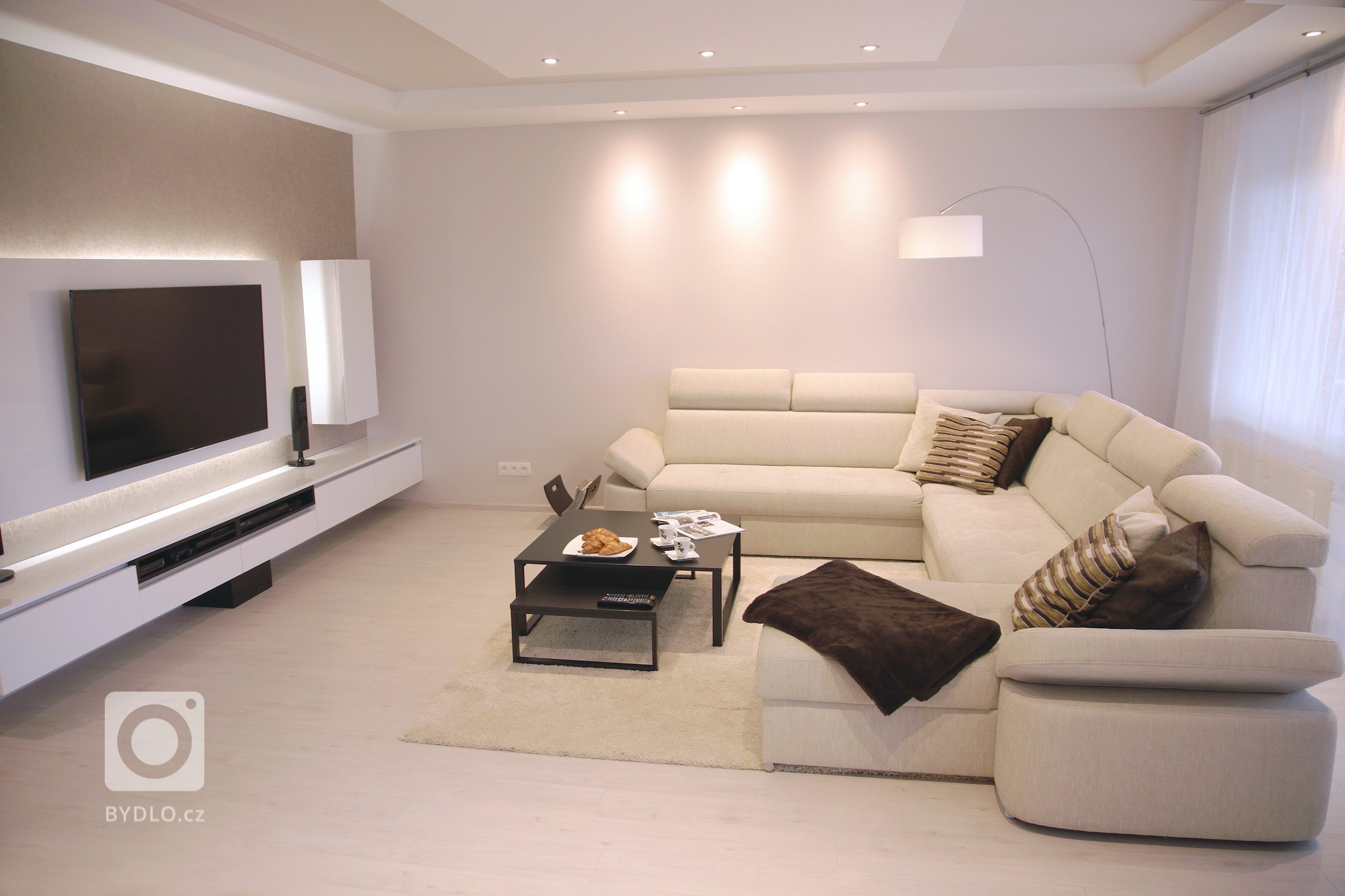 Interiér tohoto prostorného bytu v Bratislavě dýchá elegancí. Při tvorbě konceptu jsme velmi citlivě volili tonalitu barev a dbali na tvarovou a hmotovou…