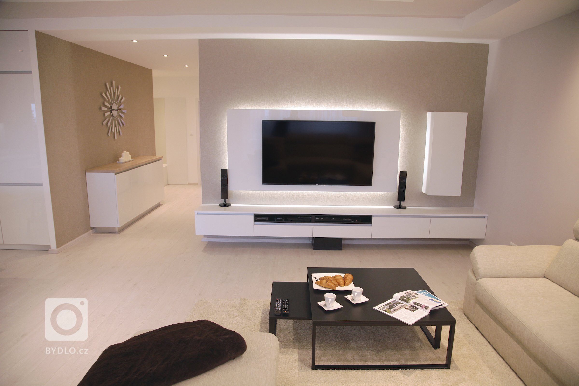 Interiér tohoto prostorného bytu v Bratislavě dýchá elegancí. Při tvorbě konceptu jsme velmi citlivě volili tonalitu barev a dbali na tvarovou a hmotovou…