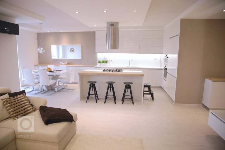 Interiér tohoto prostorného bytu v Bratislavě dýchá elegancí. Při tvorbě konceptu jsme velmi citlivě volili tonalitu barev a dbali na tvarovou a hmotovou…