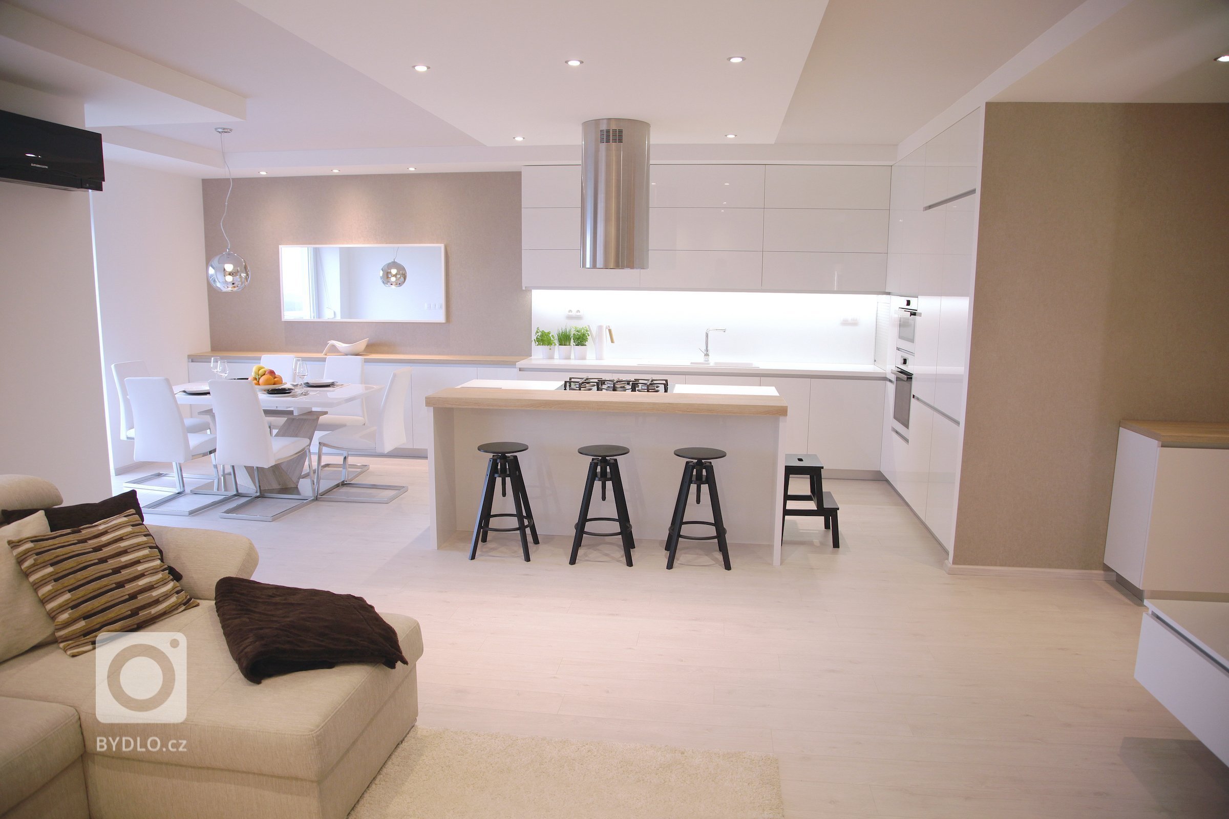 Interiér tohoto prostorného bytu v Bratislavě dýchá elegancí. Při tvorbě konceptu jsme velmi citlivě volili tonalitu barev a dbali na tvarovou a hmotovou…