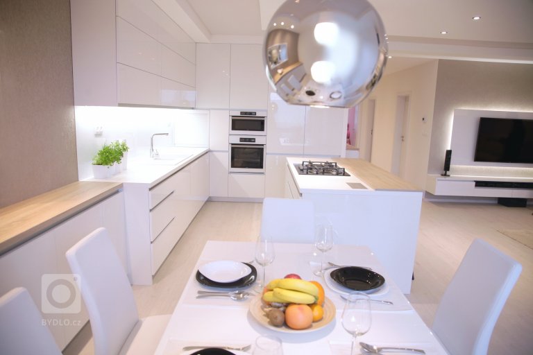 Interiér tohoto prostorného bytu v Bratislavě dýchá elegancí. Při tvorbě konceptu jsme velmi citlivě volili tonalitu barev a dbali na tvarovou a hmotovou…