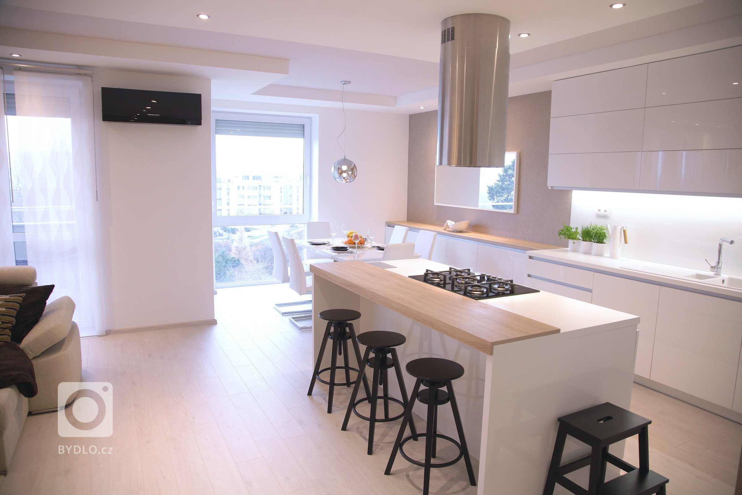 Interiér tohoto prostorného bytu v Bratislavě dýchá elegancí. Při tvorbě konceptu jsme velmi citlivě volili tonalitu barev a dbali na tvarovou a hmotovou…