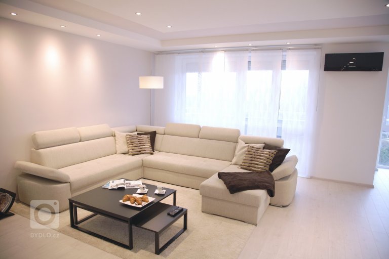 Interiér tohoto prostorného bytu v Bratislavě dýchá elegancí. Při tvorbě konceptu jsme velmi citlivě volili tonalitu barev a dbali na tvarovou a hmotovou…