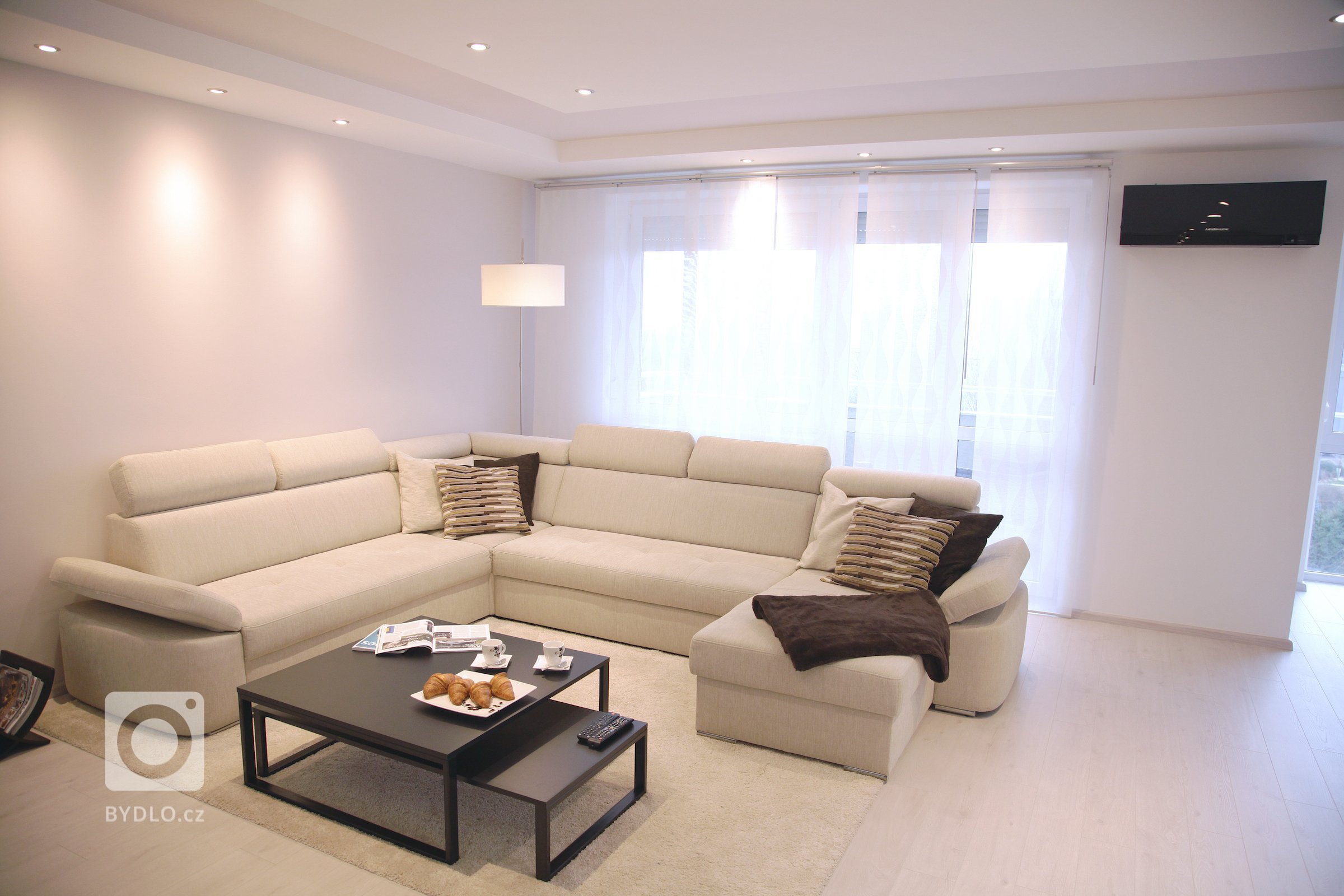 Interiér tohoto prostorného bytu v Bratislavě dýchá elegancí. Při tvorbě konceptu jsme velmi citlivě volili tonalitu barev a dbali na tvarovou a hmotovou…