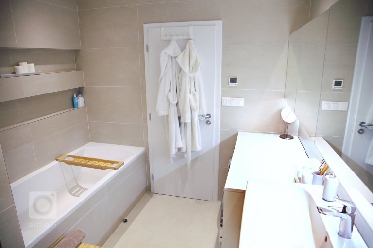 Interiér tohoto prostorného bytu v Bratislavě dýchá elegancí. Při tvorbě konceptu jsme velmi citlivě volili tonalitu barev a dbali na tvarovou a hmotovou…