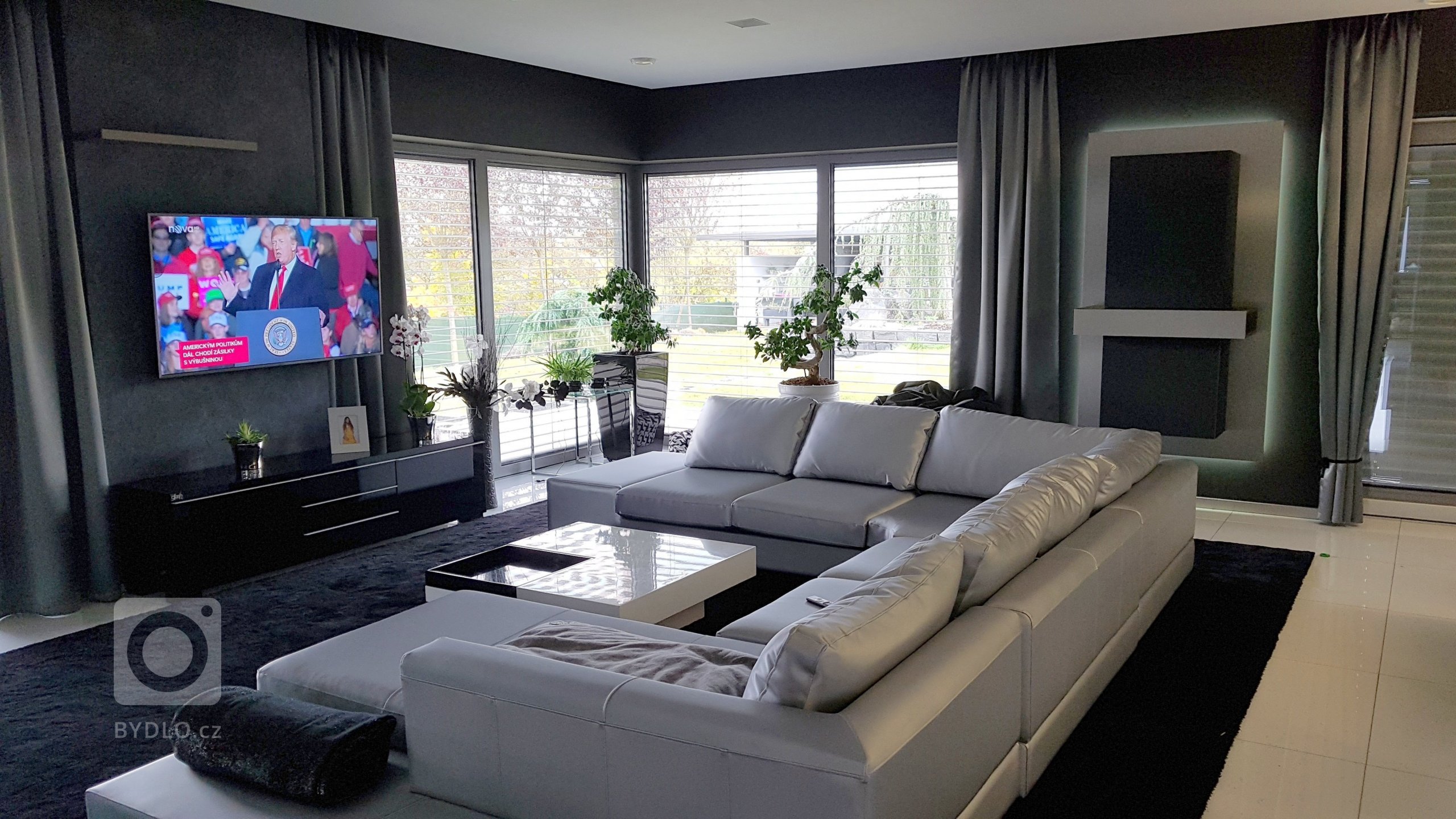 Pokračování černo-stříbrného provedení. V obýváku jsme starší bílou sedačku nechali nově očalounit do stříbrné krásné koženky. Bílé stěny jsme přemalovali…