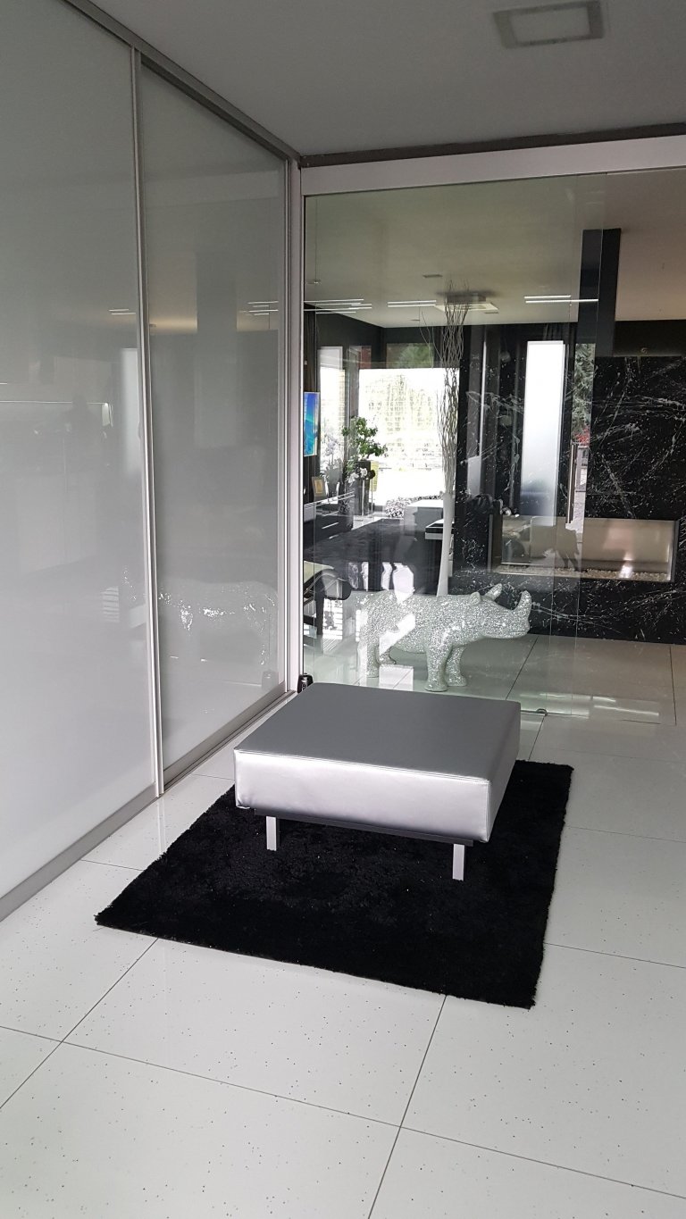 Kdo se neposadí u dveří, může využít prostorový taburet ve stříbrné barvě. 