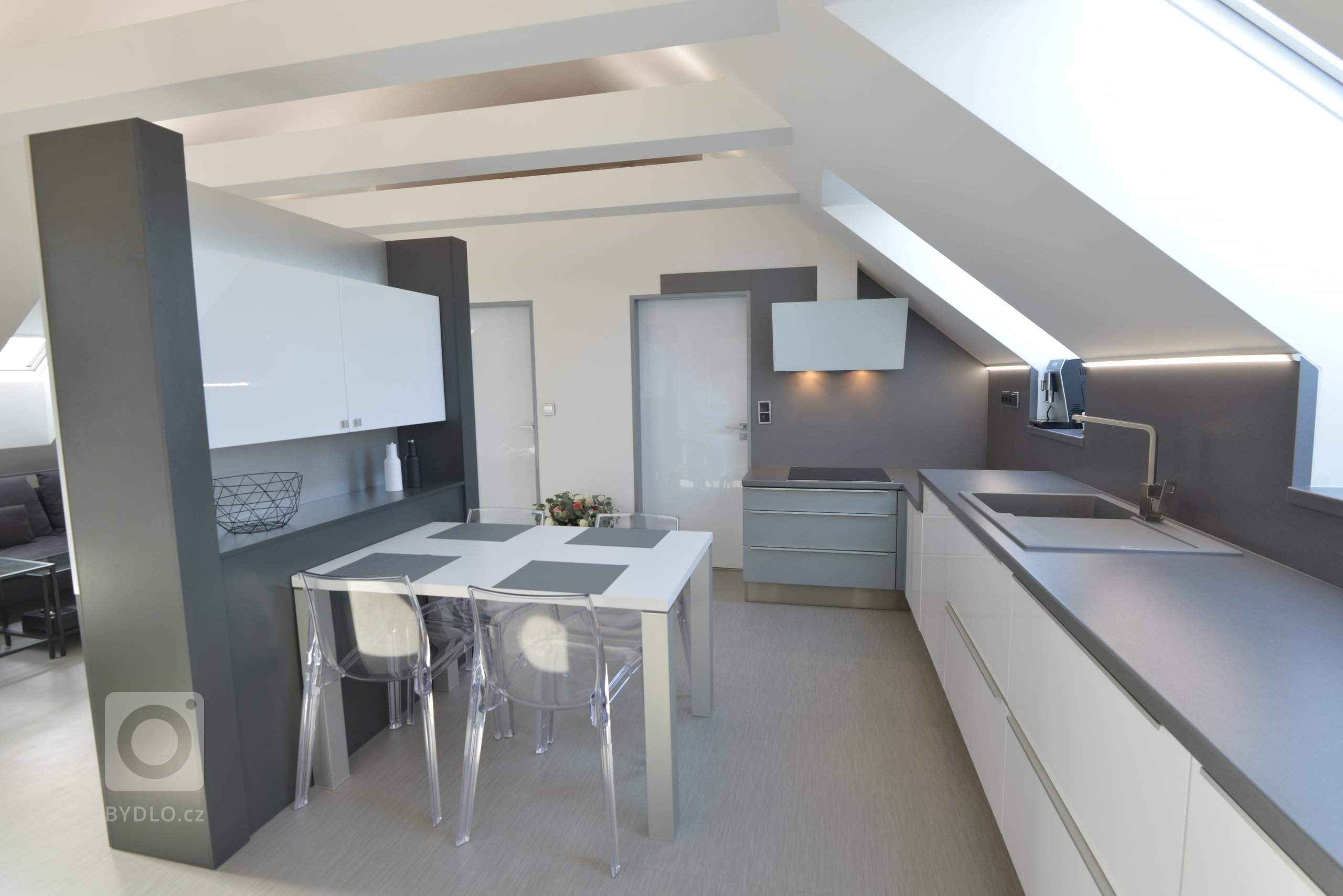 Pohled na sníženou varnou zónu a jídelní část. 