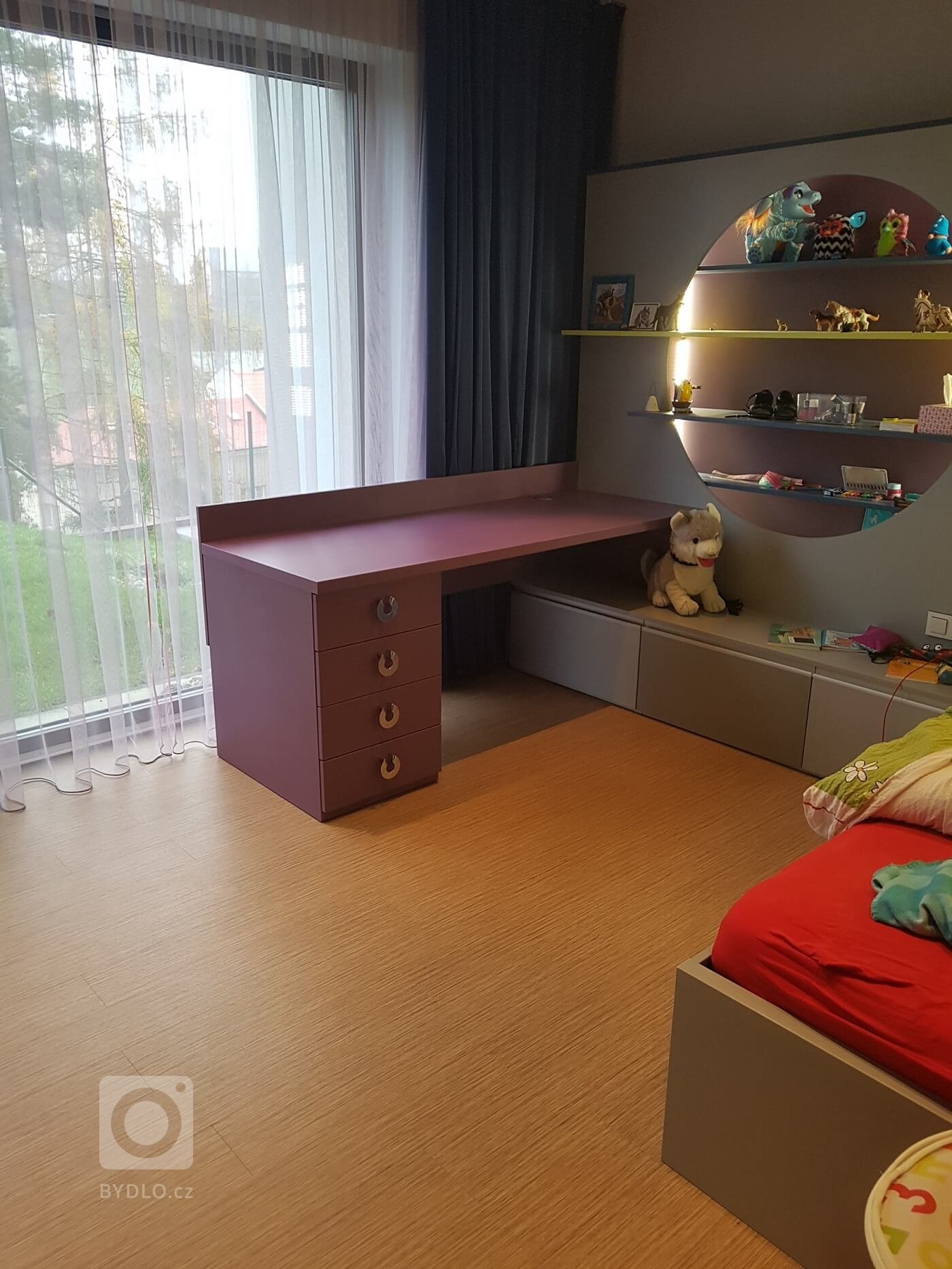 Dodatečně dělaný psací stůl, který lze posunutím zvětšit o 30cm. 