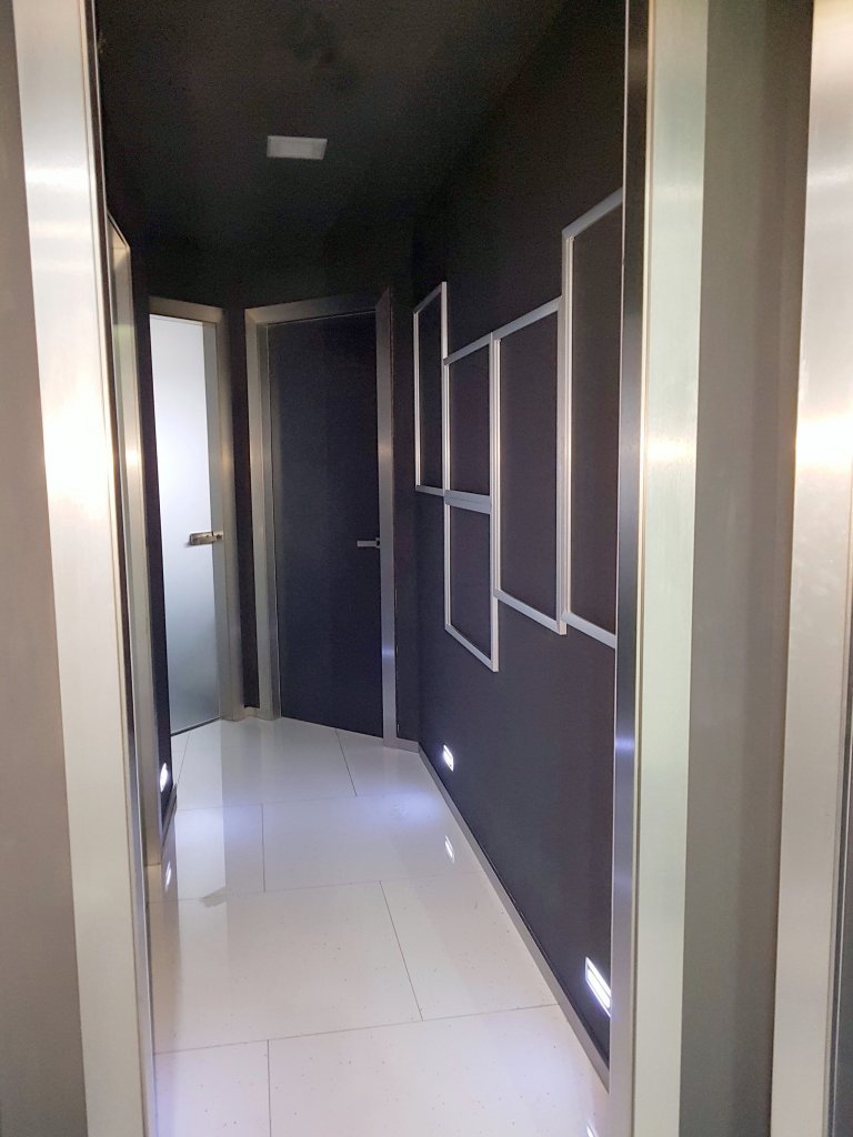 V zadní části je prostor kudy se vchází do třech pokojů, je celý v černém provedení. Zdobení je pouze stříbrnými rámy, do kterých v budoucnu lze dát rodinné fotografie. 