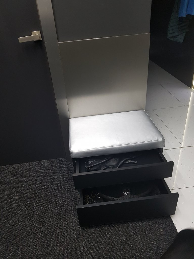 Ve spodní části taburetky je úložný prostor na vodítka a jiné drobné potřeby na boty. 