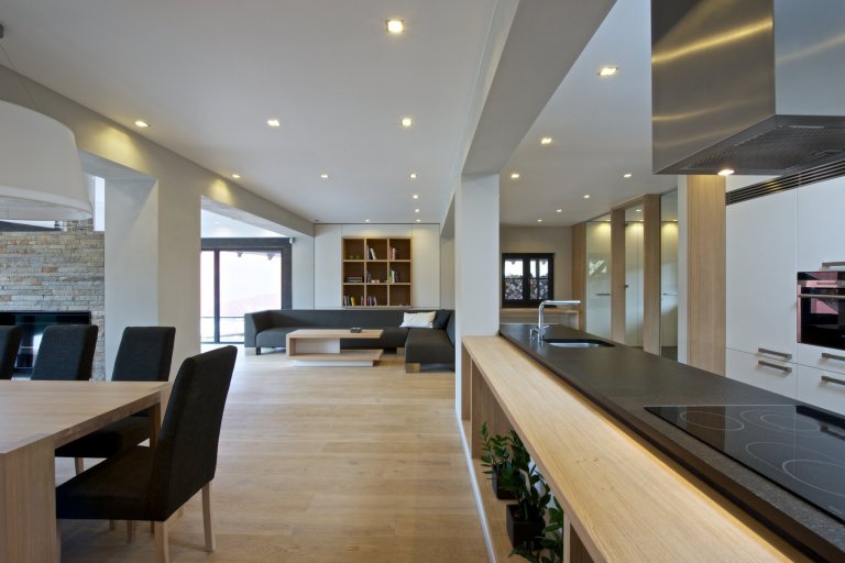 Naši klienti si nechali zrekonstruovat starý penzion v panenské části Šumavy. Jeden z bytů si pro sebe přizpůsobili k víkendovým výletům s celou rodinou...…