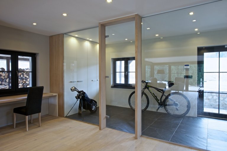 Naši klienti si nechali zrekonstruovat starý penzion v panenské části Šumavy. Jeden z bytů si pro sebe přizpůsobili k víkendovým výletům s celou rodinou...…