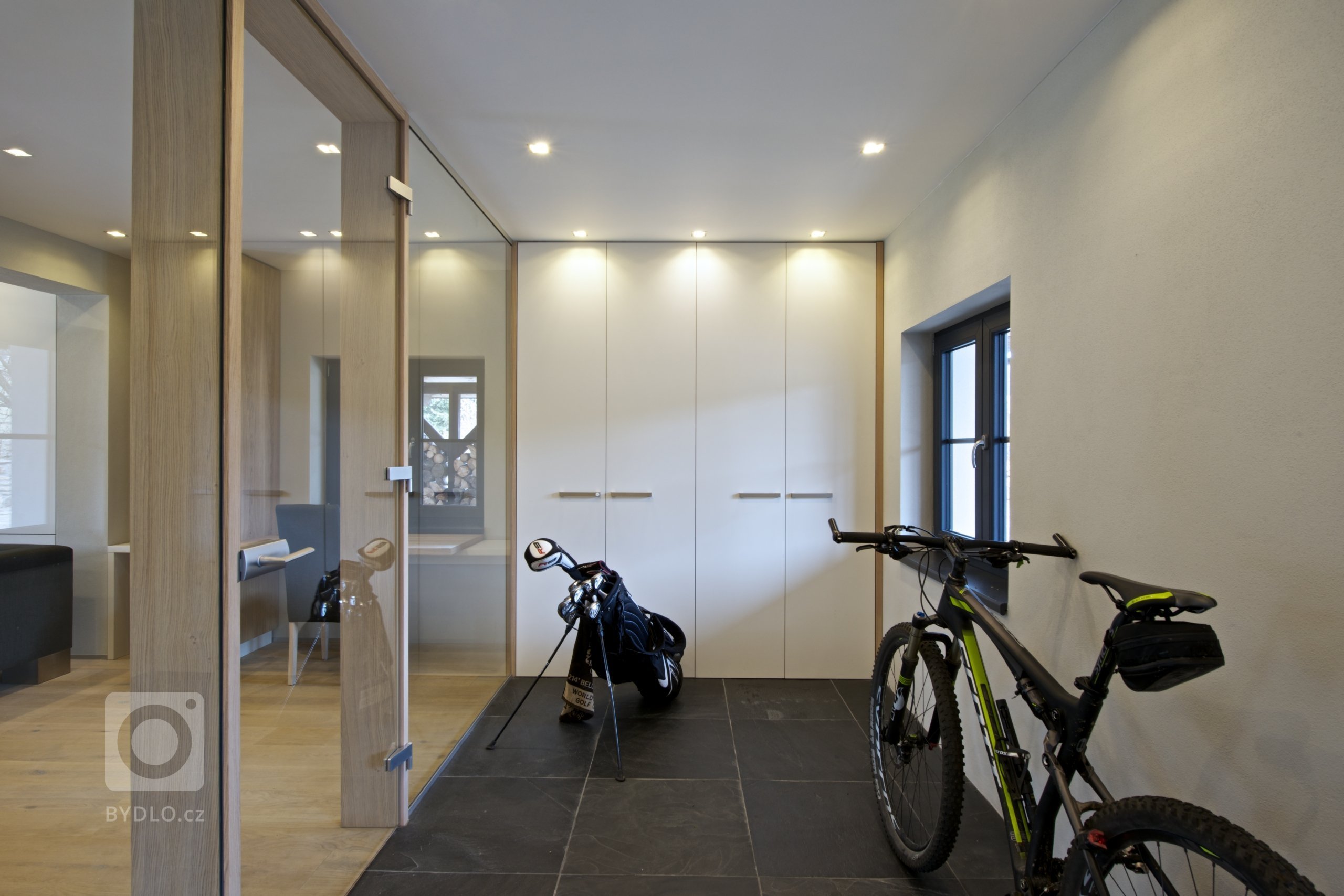 Naši klienti si nechali zrekonstruovat starý penzion v panenské části Šumavy. Jeden z bytů si pro sebe přizpůsobili k víkendovým výletům s celou rodinou...…