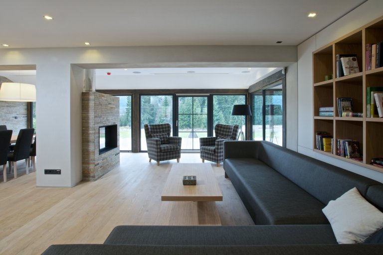 Naši klienti si nechali zrekonstruovat starý penzion v panenské části Šumavy. Jeden z bytů si pro sebe přizpůsobili k víkendovým výletům s celou rodinou...…