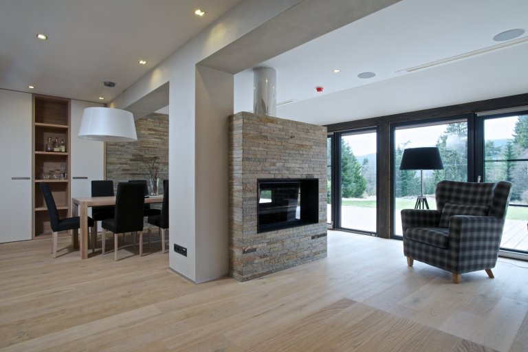 Naši klienti si nechali zrekonstruovat starý penzion v panenské části Šumavy. Jeden z bytů si pro sebe přizpůsobili k víkendovým výletům s celou rodinou...…