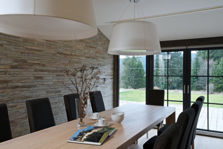 Naši klienti si nechali zrekonstruovat starý penzion v panenské části Šumavy. Jeden z bytů si pro sebe přizpůsobili k víkendovým výletům s celou rodinou...…