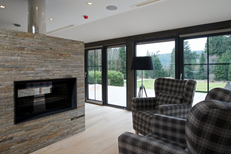 Naši klienti si nechali zrekonstruovat starý penzion v panenské části Šumavy. Jeden z bytů si pro sebe přizpůsobili k víkendovým výletům s celou rodinou...…