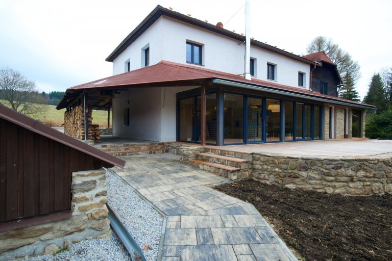 Naši klienti si nechali zrekonstruovat starý penzion v panenské části Šumavy. Jeden z bytů si pro sebe přizpůsobili k víkendovým výletům s celou rodinou...…