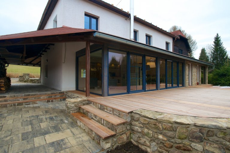 Naši klienti si nechali zrekonstruovat starý penzion v panenské části Šumavy. Jeden z bytů si pro sebe přizpůsobili k víkendovým výletům s celou rodinou...…