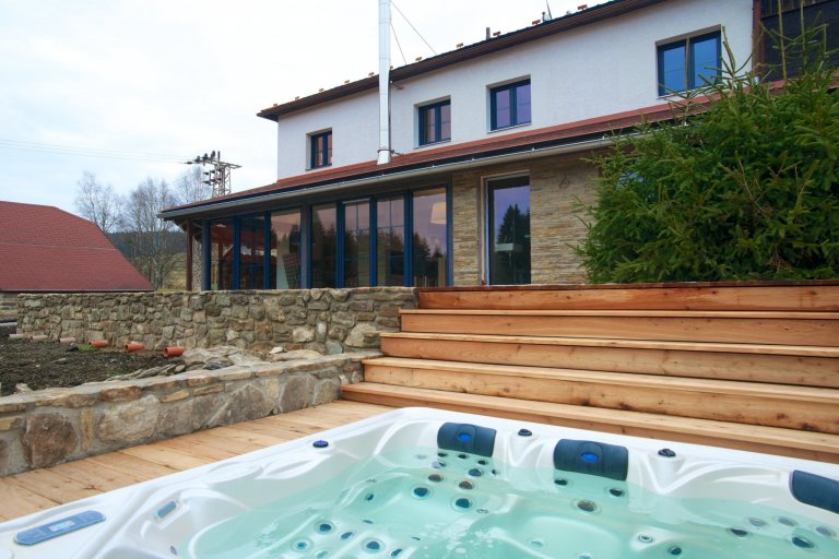 Naši klienti si nechali zrekonstruovat starý penzion v panenské části Šumavy. Jeden z bytů si pro sebe přizpůsobili k víkendovým výletům s celou rodinou...…