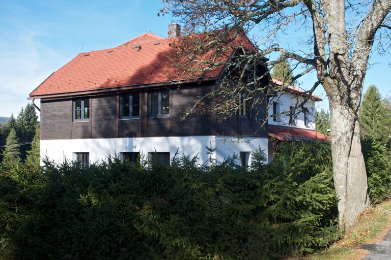 Naši klienti si nechali zrekonstruovat starý penzion v panenské části Šumavy. Jeden z bytů si pro sebe přizpůsobili k víkendovým výletům s celou rodinou...…